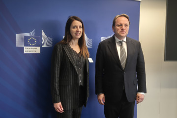 La conselleira do Medio Rural, María José Gómez, y el comisario europeo de Salud y Bienestar Animal, Olivér Várhelyi, en Bruselas