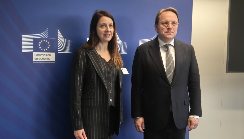 La conselleira do Medio Rural, María José Gómez, y el comisario europeo de Salud y Bienestar Animal, Olivér Várhelyi, en Bruselas