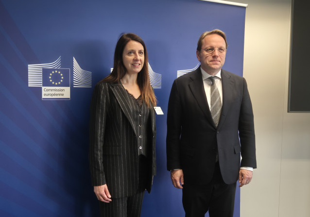 La conselleira do Medio Rural, María José Gómez, y el comisario europeo de Salud y Bienestar Animal, Olivér Várhelyi, en Bruselas