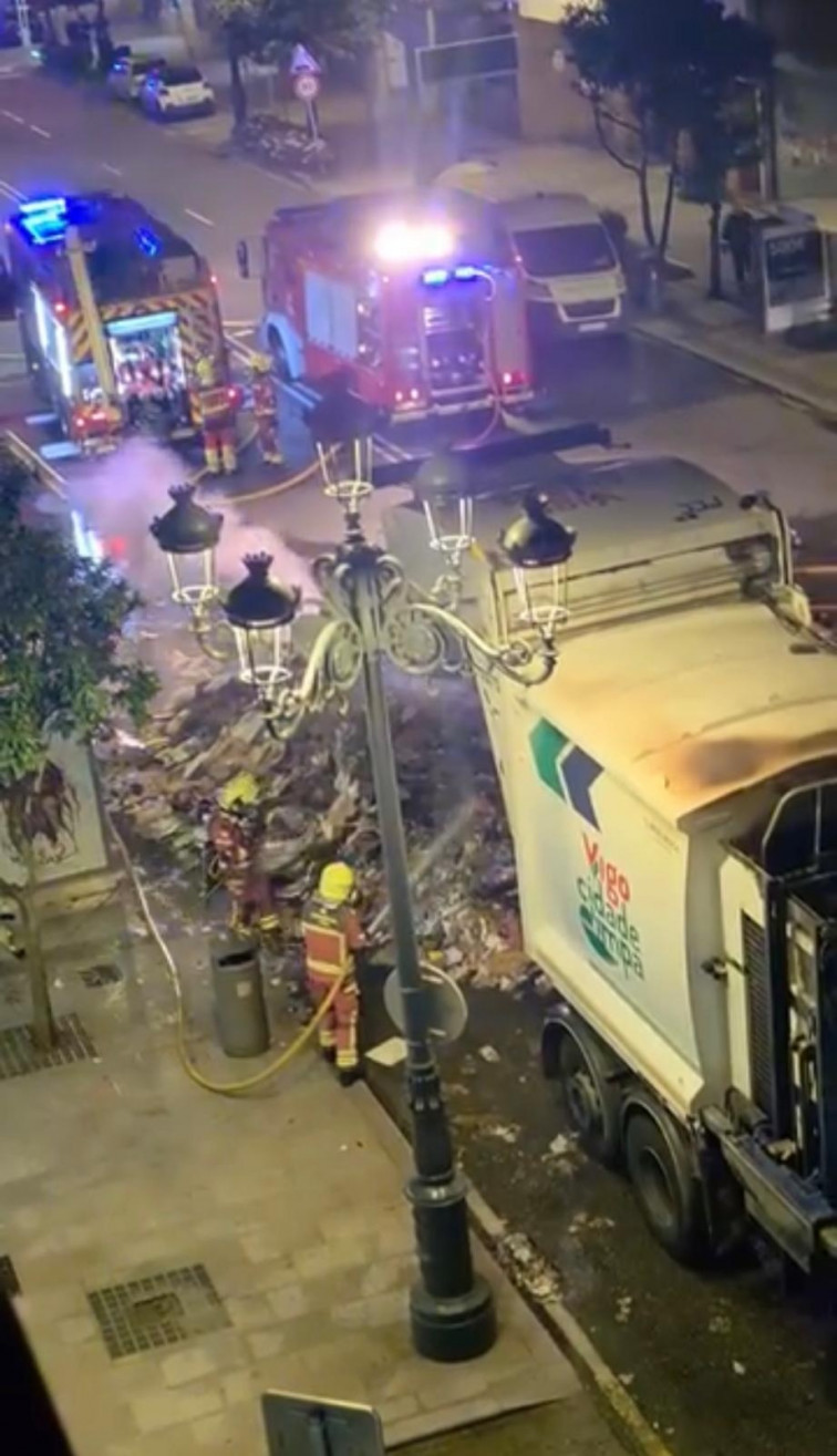 Arde un camión de la basura en García Barbón, en el centro de Vigo
