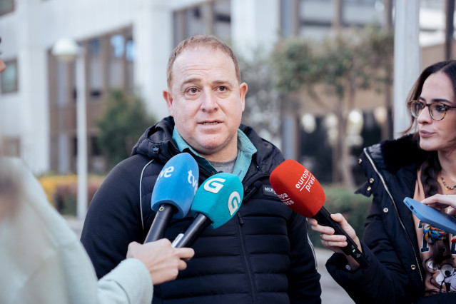 Archivo - El presidente del comité de empresa de Alcoa San Cibrao, José Antonio Zan, dando declaraciones tras la reunión de la mesa de seguimiento de Alcoa, en el Ministerio de Industria, a 26 de enero de 2024, en Madrid (España). El objetivo es tratar cu