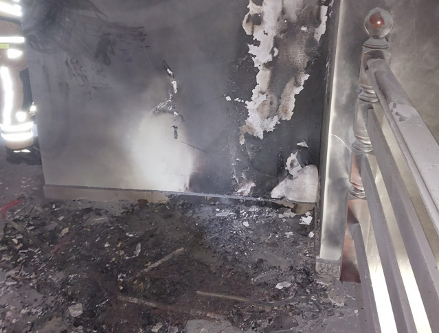 Incendio en la última planta de un edificio de Negreira (A Coruña), a 1 de abril de 2026.