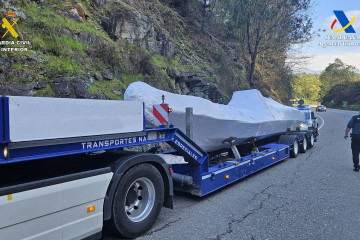 La Guardia Civil y la Agencia Tributaria se incautan de posible 'narcolancha' en Salvaterra, que era transportada por un camión con destino a Ceuta.