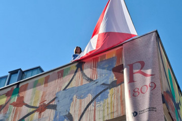 La vicepresidenta de la Diputación de Pontevedra, Luisa Sánchez, en la sede del organismo provincial en Vigo, engalanada con motivo de la Reconquista.