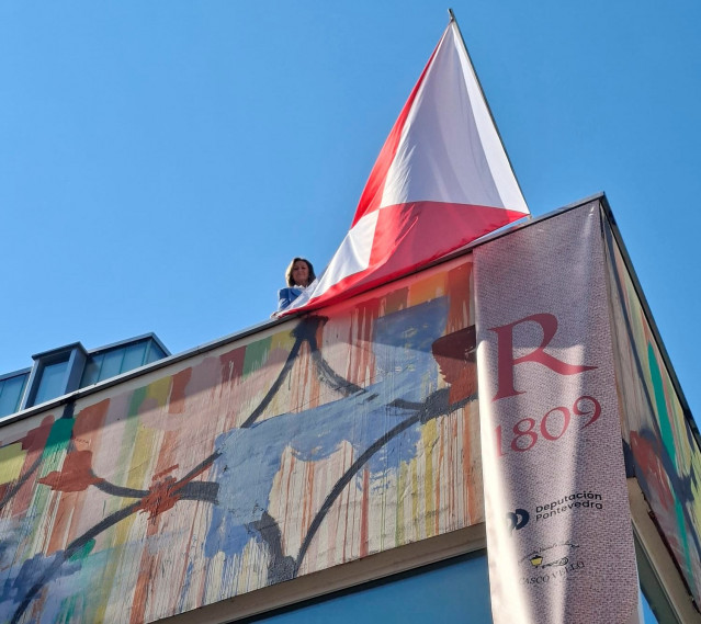 La vicepresidenta de la Diputación de Pontevedra, Luisa Sánchez, en la sede del organismo provincial en Vigo, engalanada con motivo de la Reconquista.