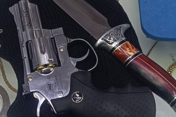 Armas intervenidas a una mujer de 49 años, detenida en Vigo el 31 de marzo de 2026 tras intentar atracar una joyería de la calle Gran Vía, en la ciudad olívica.