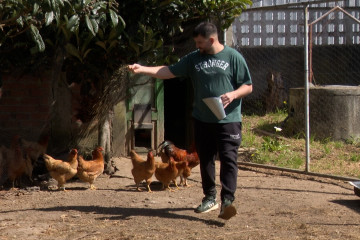 Carlos López, responsable de la explotación avícola artesanal A Senra, en Arteixo (A Coruña)