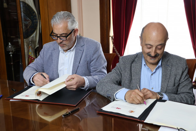 El alcalde de Lugo, Miguel Fernández, y el presidente de la CHMS, José Antonio Quiroga, firman un convenio para reformar la rúa Fermín Rivera, a 1 de abril de 2026.