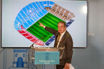 El alcalde de Vigo, Abel Caballero, muestra el anteproyecto o 