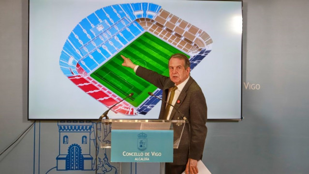 El alcalde de Vigo, Abel Caballero, muestra el anteproyecto o 