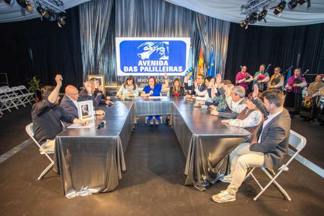 Pleno extraordinario de Camariñas (A Coruña) para aprobar el nombramiento de la Avenida das Palilleiras, a 1 de abril de 2026.