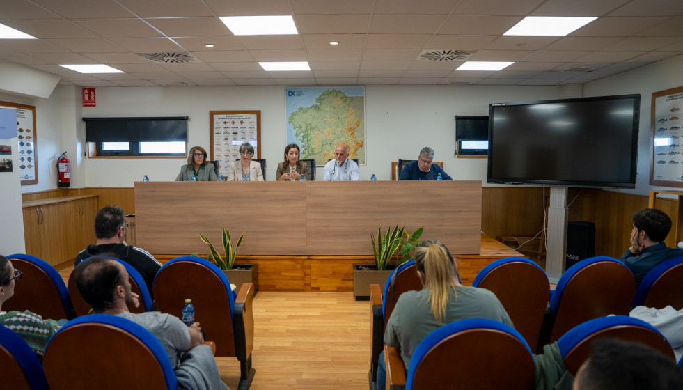 La conselleira do Mar, Marta Villaverde, reunida con los patrones mayores de las cofradías de Pontevedra, a 1 de abril de 2026.