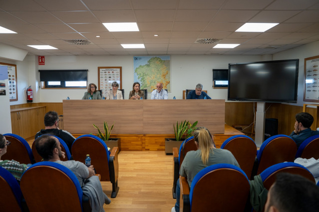 La conselleira do Mar, Marta Villaverde, reunida con los patrones mayores de las cofradías de Pontevedra, a 1 de abril de 2026.