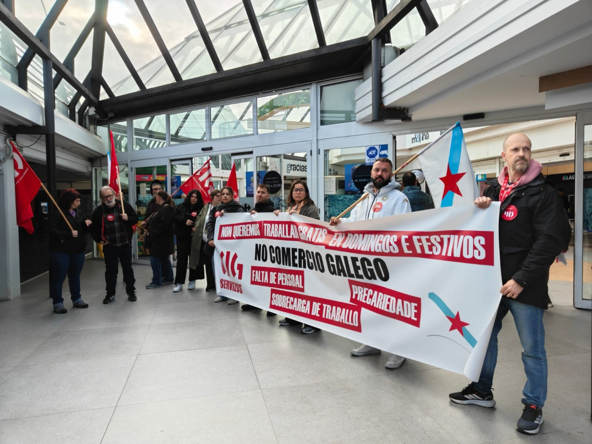 Trabajadores de grandes almacenes protestan en A Coruña por la "sobrecarga de trabajo" durante la jornada de huelga convocada por CIG-Servizos, a 2 de abril de 2026.