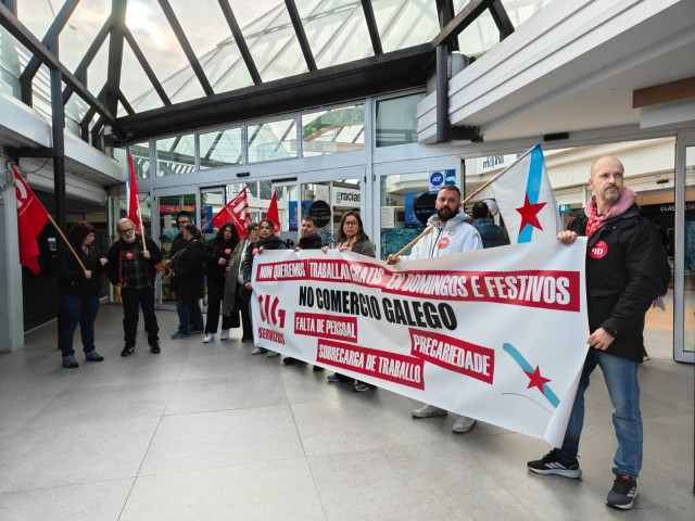 Trabajadores de grandes almacenes protestan en A Coruña por la 