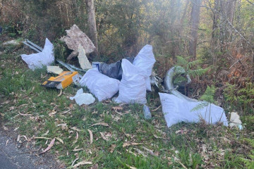 Vertido depositado en una carretera de Culleredo (A Coruña) procedente de un local de hostelería en obras.