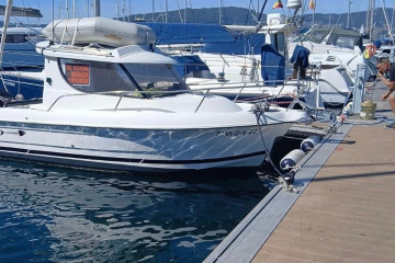 El yate 'Thor' fue remolcado hasta Vigo tras quedarse a la deriva en medio de la ría, a 2 de abril de 2026.