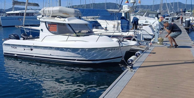 El yate 'Thor' fue remolcado hasta Vigo tras quedarse a la deriva en medio de la ría, a 2 de abril de 2026.