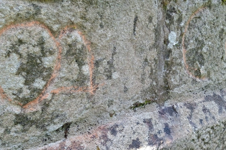 Imagen de las pintadas en el Mosteiro