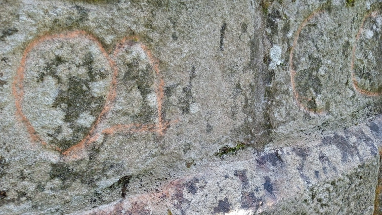 Pintadas en la cripta del Monasterio de Carboeiro: el vandalismo amenaza una joya románica de mil años