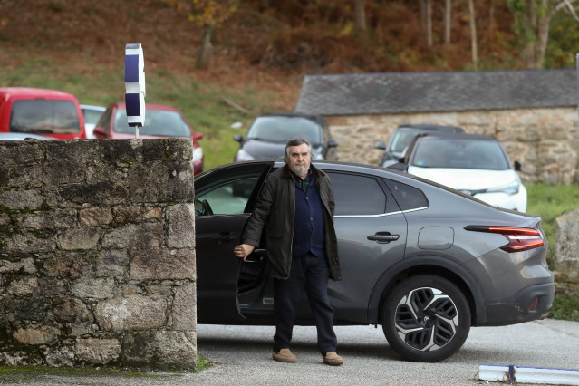 Archivo - El dueño de Sargadelos, Segismundo García, a su llegada a la fábrica, a 28 de noviembre de 2025, en Cervo, Lugo, Galicia (España).