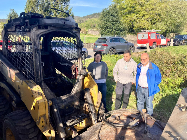 Una máquina que trabajaba en arreglar la N-640 fue incendiada en Cuntis (Pontevedra), a 4 de abril de 2026.