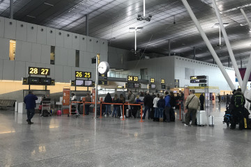 Archivo - Cola de facturación en el Aeropuerto de Santiago. Lavacolla. Turismo. Pasajeros en aeropuertos.