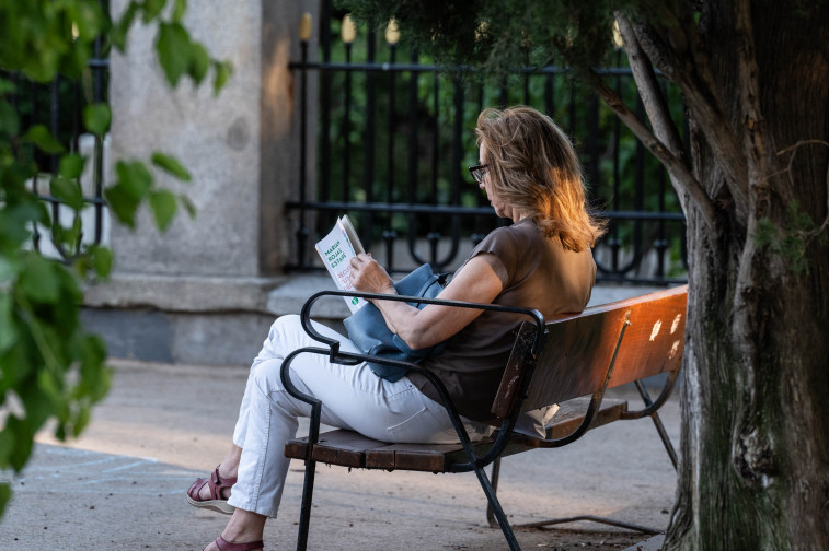 Archivo - Una mujer leyendo durante la 83ª edición de la Feria del Libro de Madrid, en el Parque del Retiro, a 1 de junio de 2024, en Madrid (España).