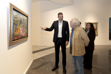 El conselleiro de Cultura, Lingua e Xuventude, José López Campos, en la exposición 'Vigo, luz e cor'