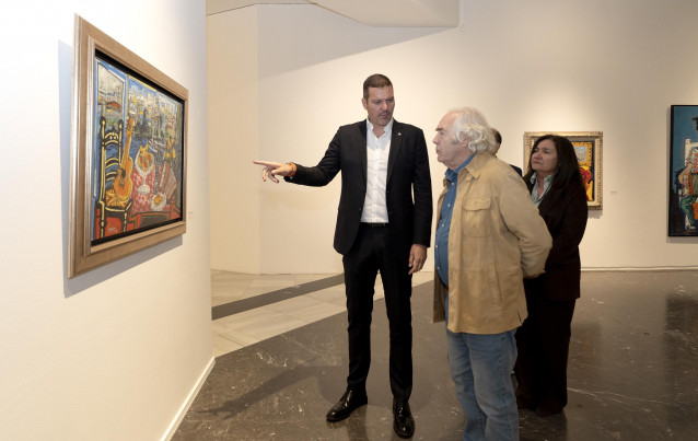 El conselleiro de Cultura, Lingua e Xuventude, José López Campos, en la exposición 'Vigo, luz e cor'