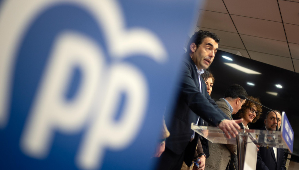 Archivo - El presidente del PP de Pontevedra, Luis López, en rueda de prensa.