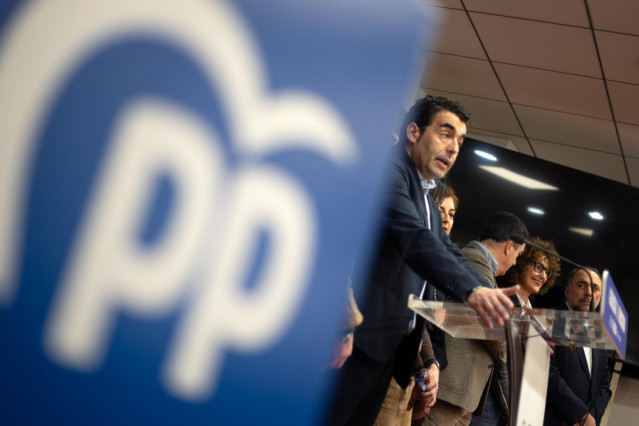 Archivo - El presidente del PP de Pontevedra, Luis López, en rueda de prensa.