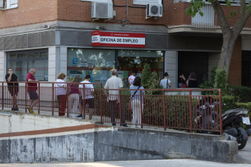 Archivo - Varias personas hacen cola en una oficina del SEPE, a 4 de agosto de 2025, en Madrid (España). El paro registrado en las oficinas de los servicios públicos de empleo bajó en 1.357 persona
