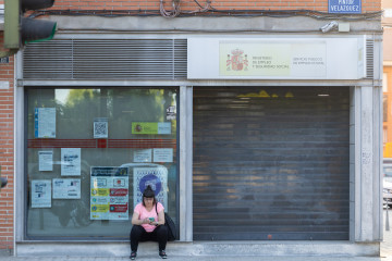 Archivo - Una persona espera a que abra una oficina del SEPE, a 4 de agosto de 2025, en Madrid (España). El paro registrado en las oficinas de los servicios públicos de empleo bajó en 1.357 persona