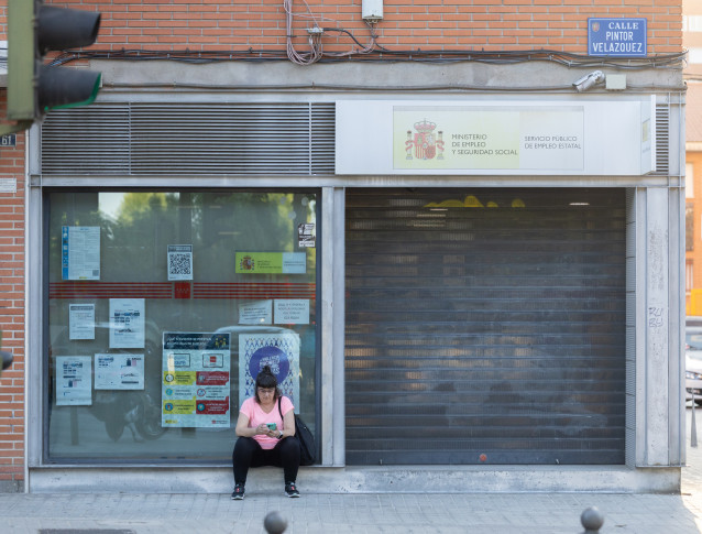 Archivo - Una persona espera a que abra una oficina del SEPE, a 4 de agosto de 2025, en Madrid (España). El paro registrado en las oficinas de los servicios públicos de empleo bajó en 1.357 personas en julio en relación con el mes anterior (-0,06%) hasta
