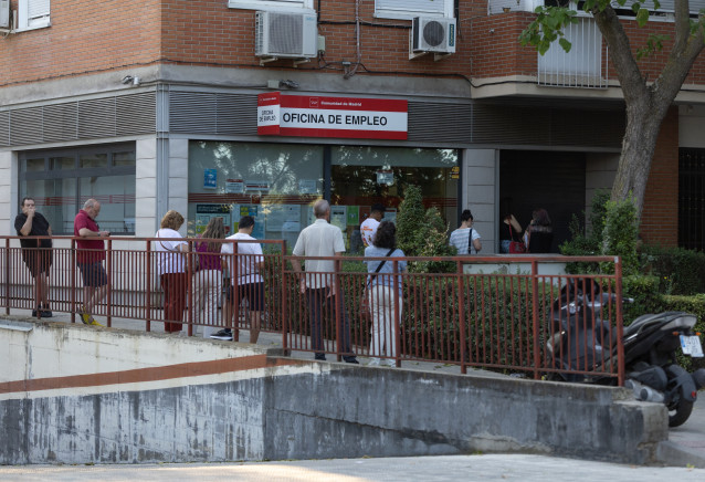Archivo - Varias personas hacen cola en una oficina del SEPE, a 4 de agosto de 2025, en Madrid (España). El paro registrado en las oficinas de los servicios públicos de empleo bajó en 1.357 personas en julio en relación con el mes anterior (-0,06%) hasta