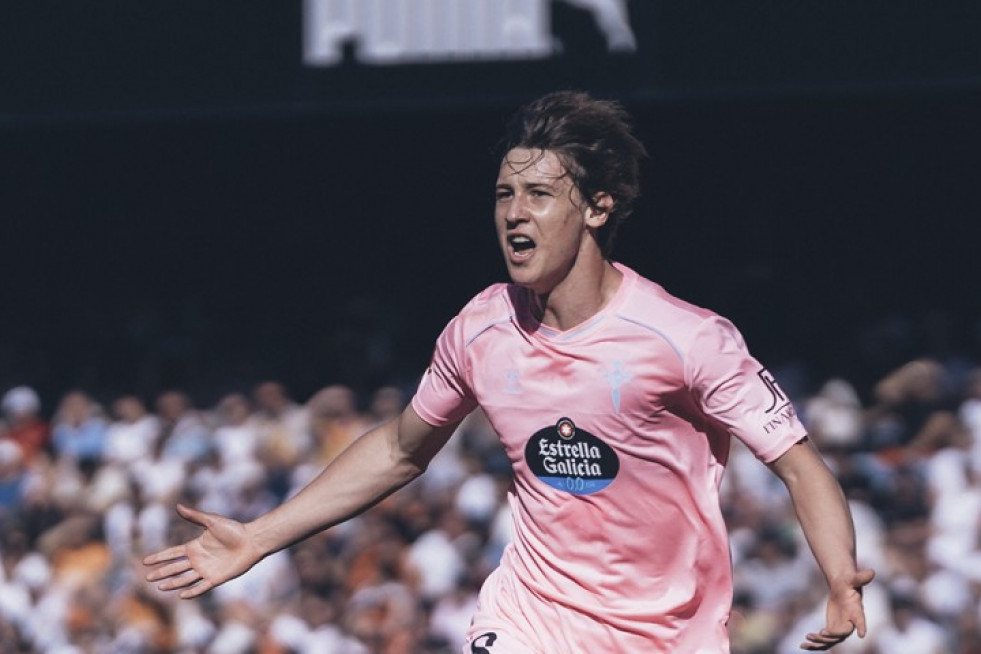 Fer López celebrando su golazo en Mestalla