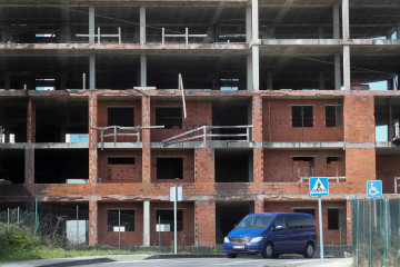 Exteriores del edificio abandonado en el que apareció el cadáver, en Cervo (Lugo).