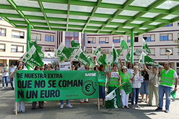 Archivo - Imagen de archivo de una concentración de SATSE a las puertas del Hospital de Mérida para pedir la recuperación de las pagas extra.
