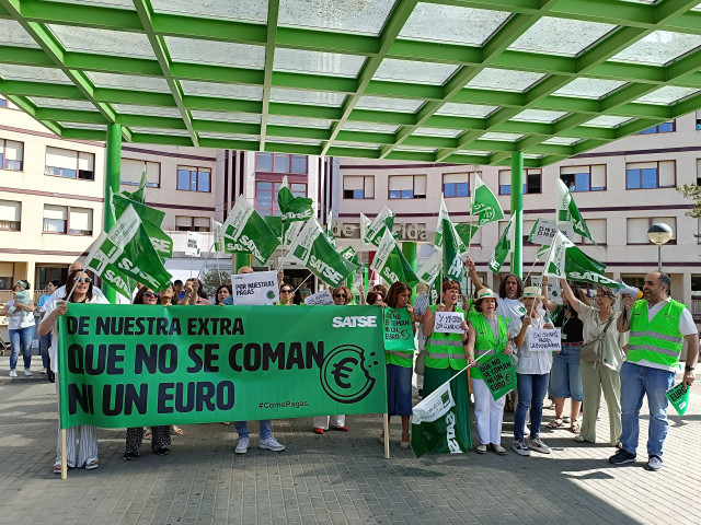 Archivo - Imagen de archivo de una concentración de SATSE a las puertas del Hospital de Mérida para pedir la recuperación de las pagas extra.