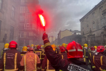 Archivo - Protesta de los bomberos de los parques comarcales en Ourense.
