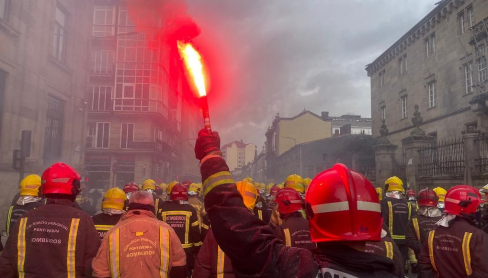 Archivo - Protesta de los bomberos de los parques comarcales en Ourense.