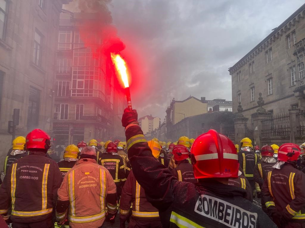 Archivo - Protesta de los bomberos de los parques comarcales en Ourense.