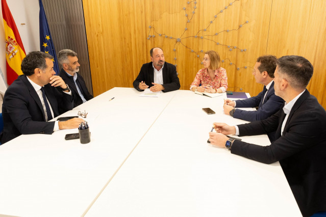 El director de Turismo de Galicia, Xosé Merelles, se reúne con responsables de la Unión Hotelera Compostela