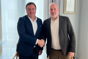 El presidente de la Diputación de A Coruña, Valentín González Formoso, y el presidente de la Fundación y concejal de Cultura de A Coruña, Gonzalo Castro, firman un acuerdo