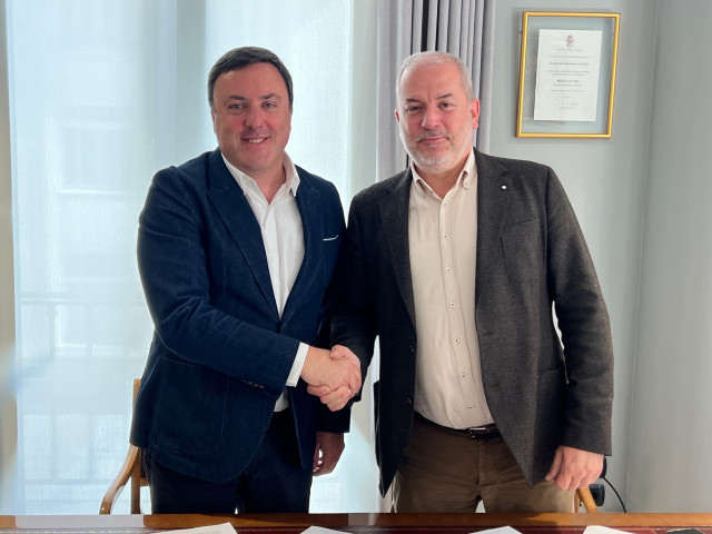El presidente de la Diputación de A Coruña, Valentín González Formoso, y el presidente de la Fundación y concejal de Cultura de A Coruña, Gonzalo Castro, firman un acuerdo