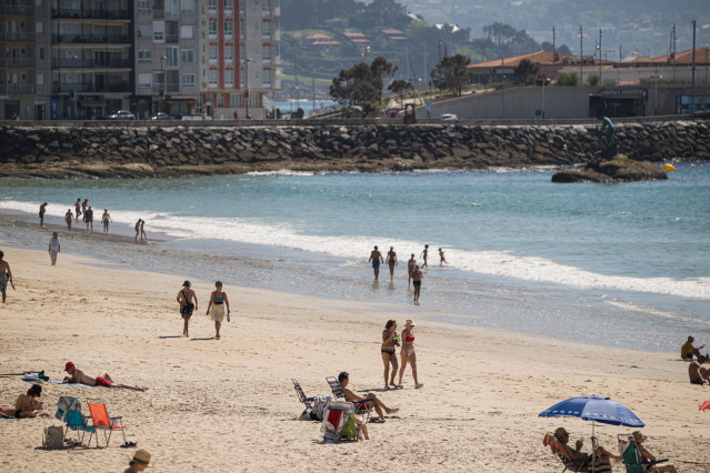 Gente en la playa en Sanxenxo (Pontevedra), a 6 de abril de 2026, en una jornada en la que Galicia superó los 30 grados en varios puntos.