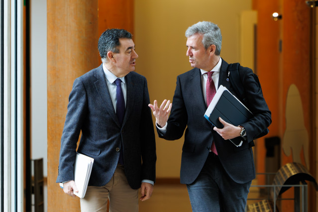 Archivo - El presidente de la Xunta, Alfonso Rueda, y el conselleiro de Educación, Ciencia, Universidades e FP, Román Rodríguez