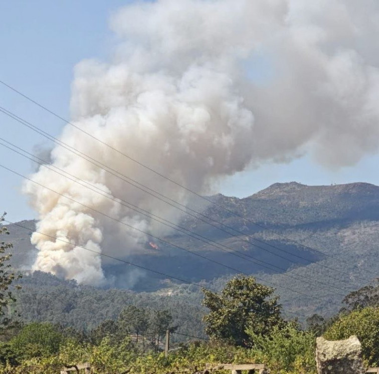 El viento alimenta incendios forestales en Ponteareas Carballo y A Laracha