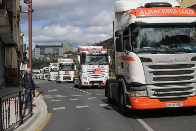 Archivo - Varios camiones pasan por la Ronda de la Muralla, en una marcha lenta que ha salido desde el polígono de As Gándaras para pasar por varias localizaciones del centro de la ciudad, durante el noveno día de paro nacional de transportistas.